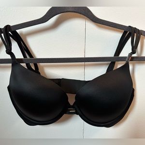STILL AVAILABLE 🆕 Classic black Very Sexy push up bra from Victoria’s Secret